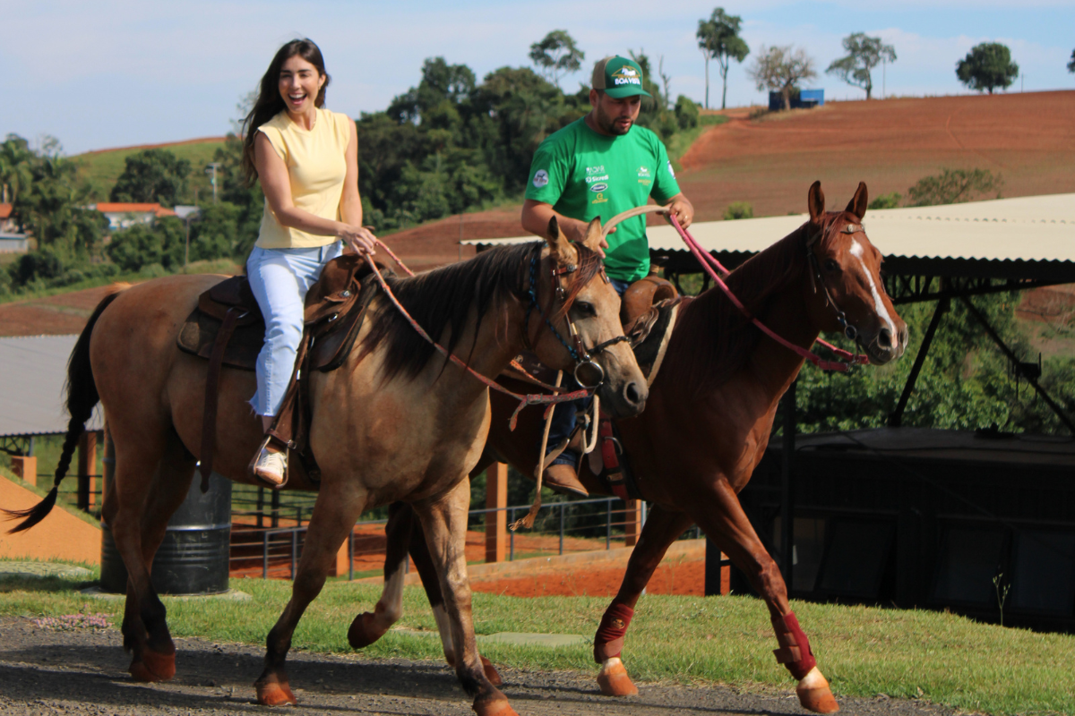 Aluno adulto durante aula de equitação na pista